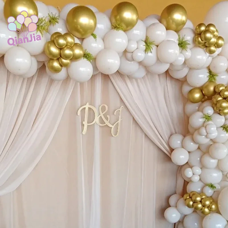 Бяла сватбена арка с балон