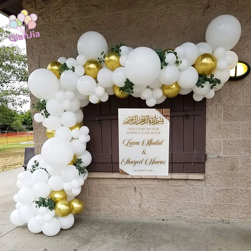 Бяла сватбена арка с балон