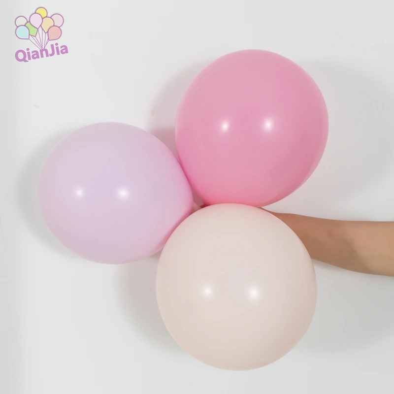 Decoración de cumpleaños con arco de globos