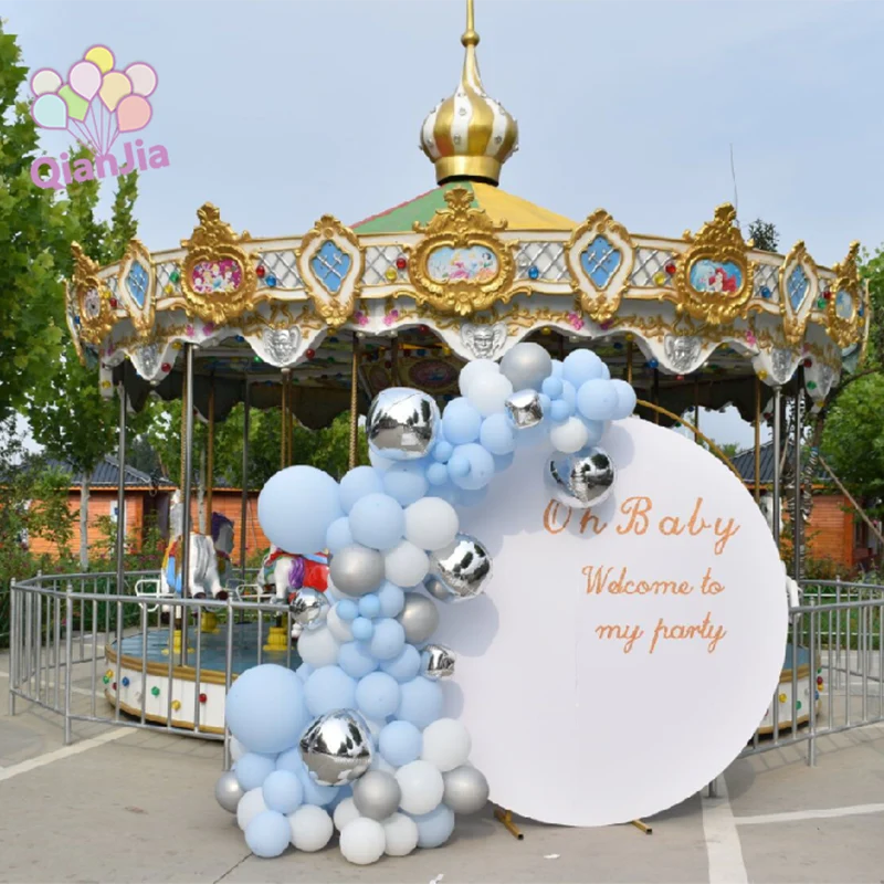 Синя арка с балон за рожден ден