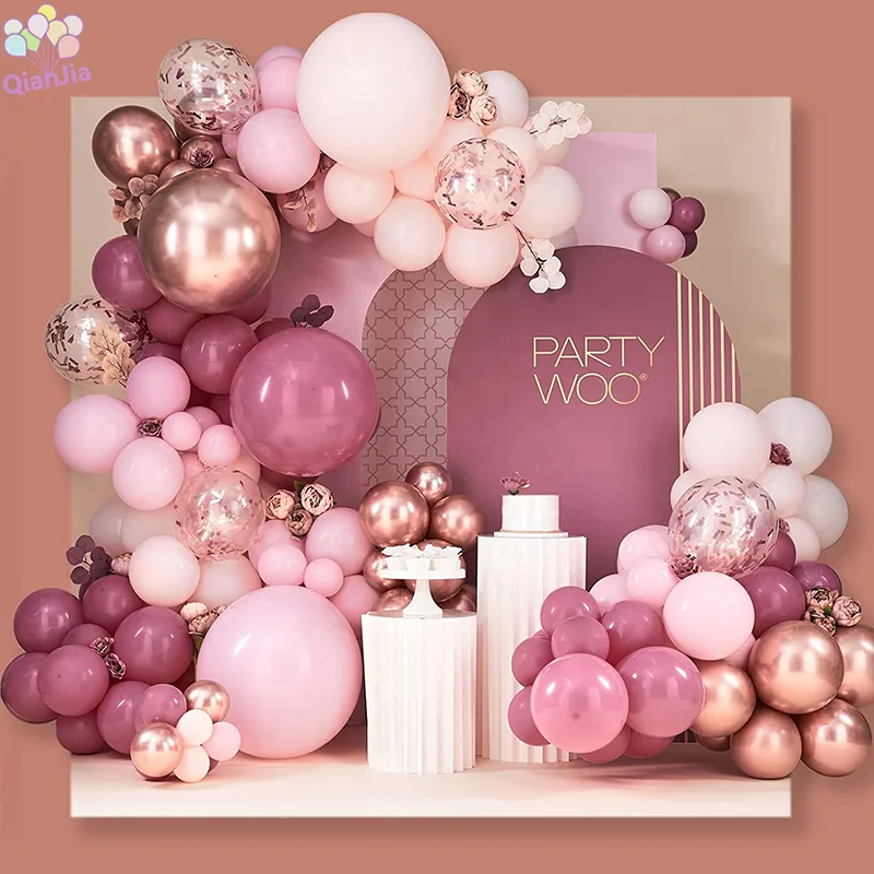 Růžový narozeninový balónový oblouk