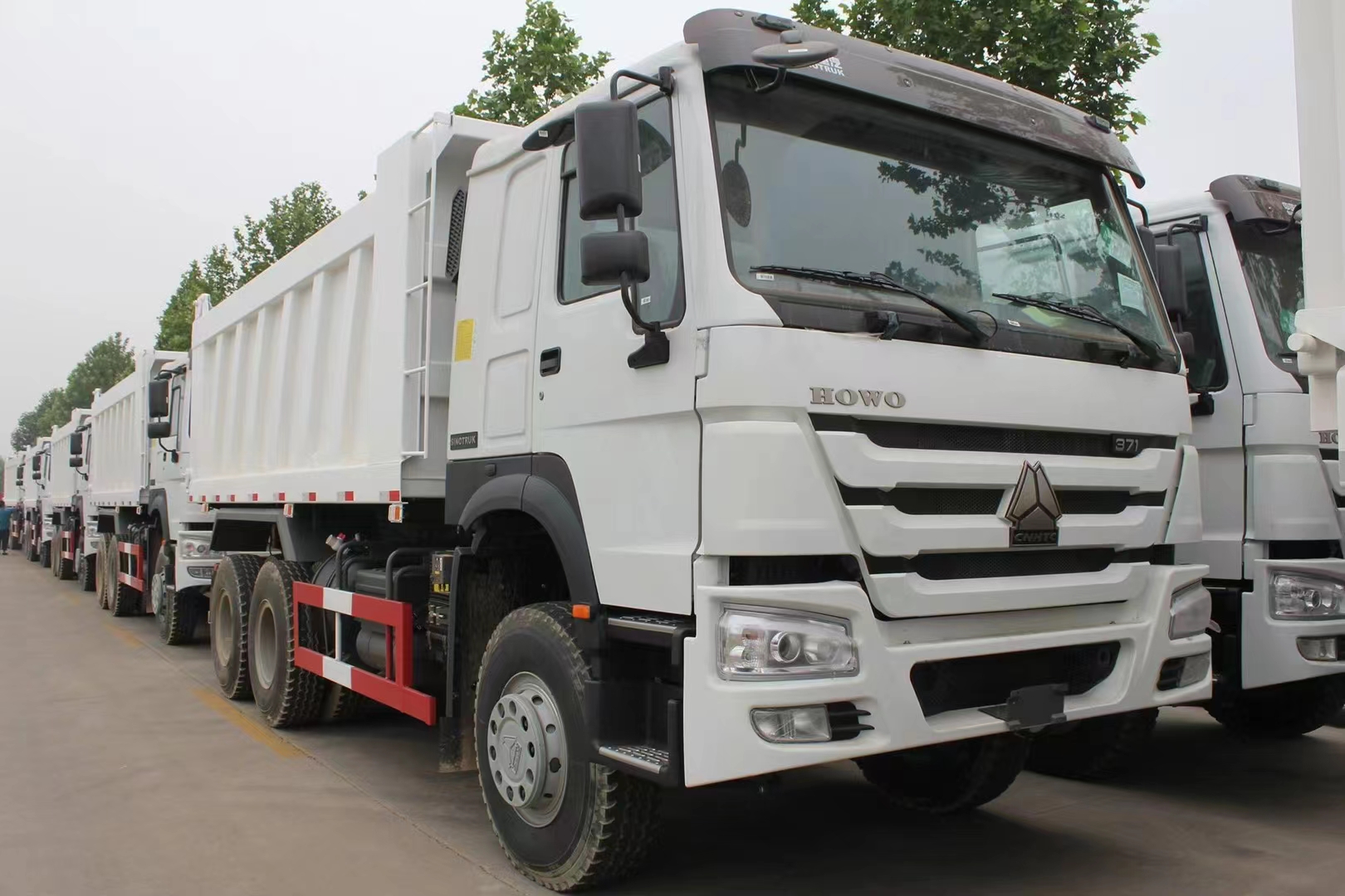 Sinotruk Howo dump trucks are ready for shipment