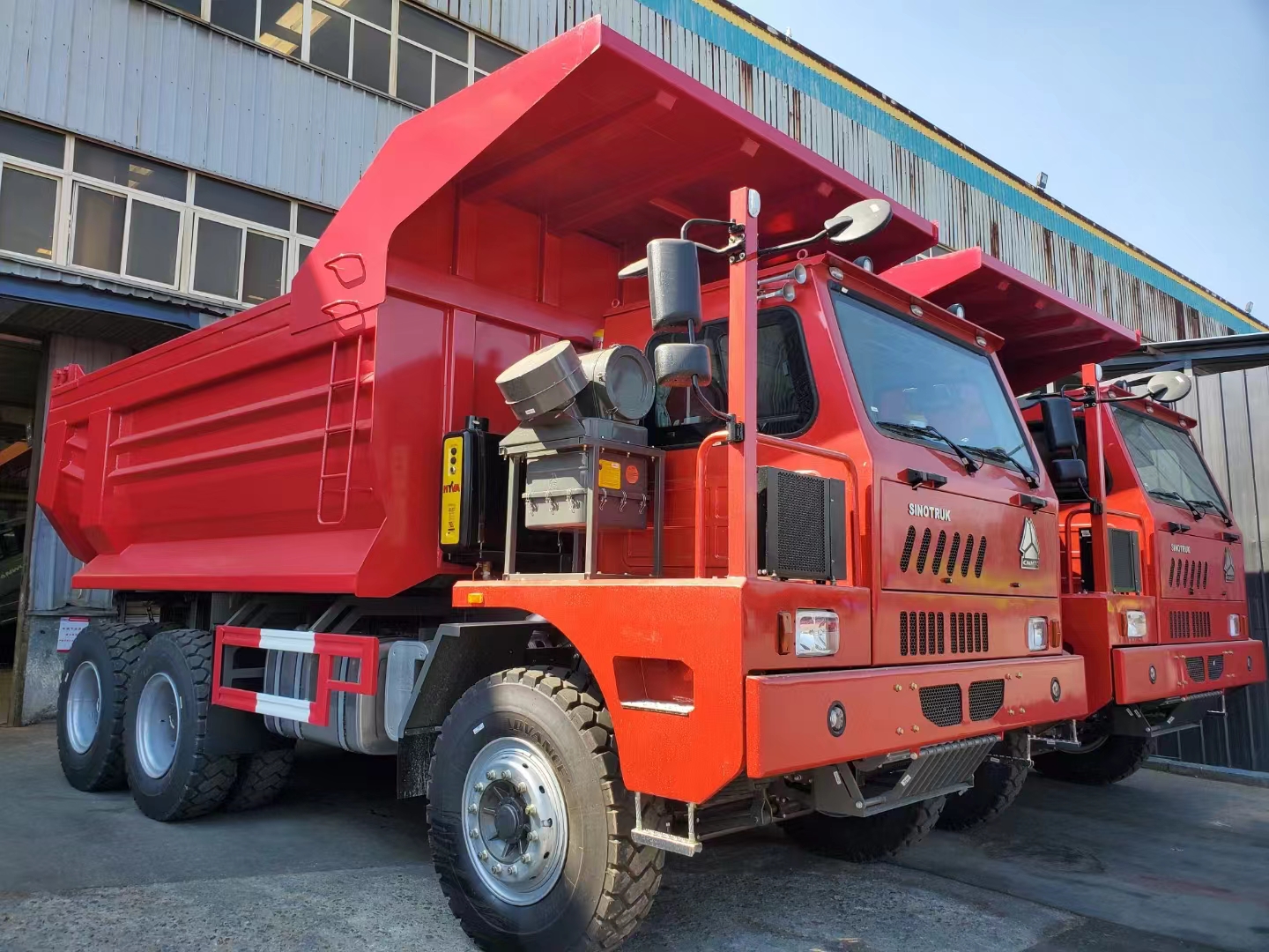 Los camiones volquete de uso pesado para minería están listos para su envío