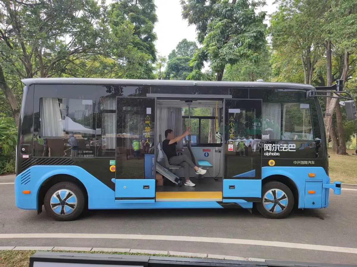 Az intelligens csatlakoztatott járművek zöld utat kapnak, hogy elérjék a Shenzhen utakat