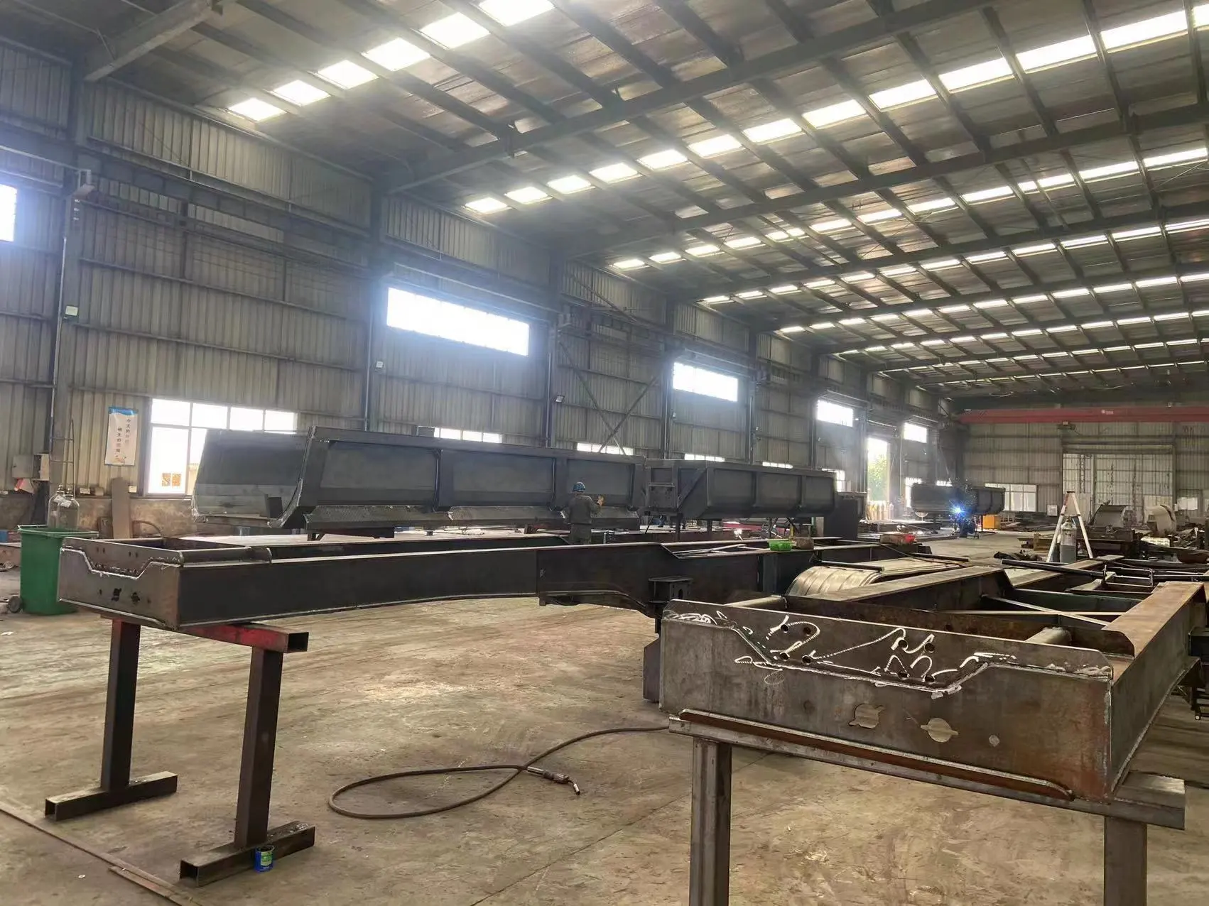 tri-axle U shape dump box trailers are under fabrication construction