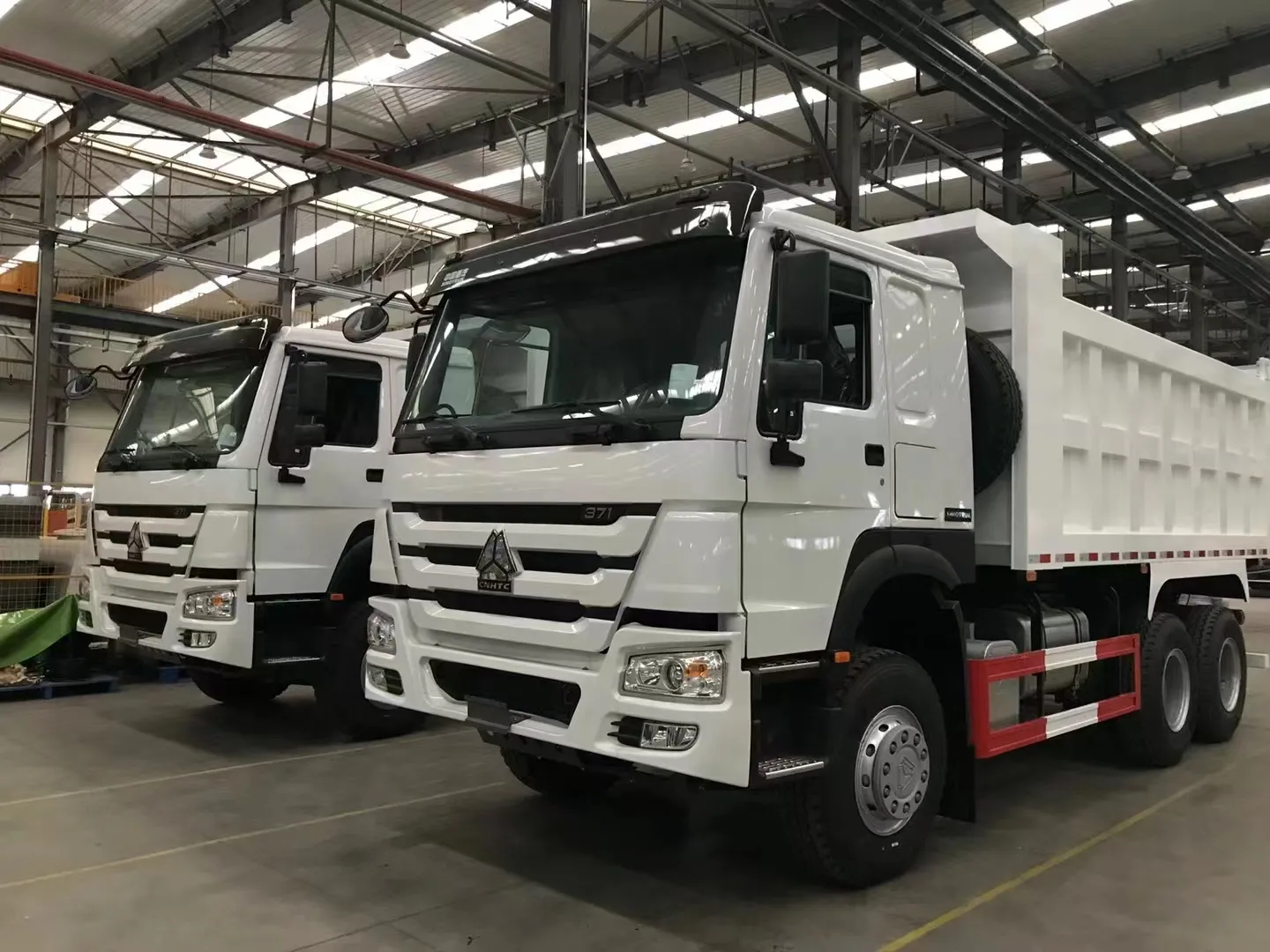 SINOTRUK HOWO 6*4 САМОСВАЛ СА ГОТОВИ ЗА ДОСТАВКА