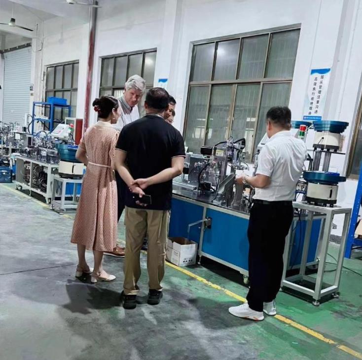 Kunder från Storbritannien besökte vår fabrik för att se våra icke-standardiserade automatiska monteringsmaskiner