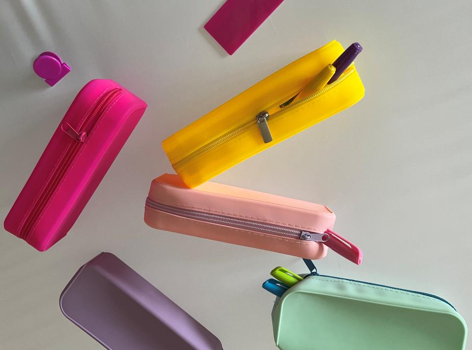 Kuo skiriasi silikoninis pieštukų maišelis ir medžiaginis pieštukų maišelis?