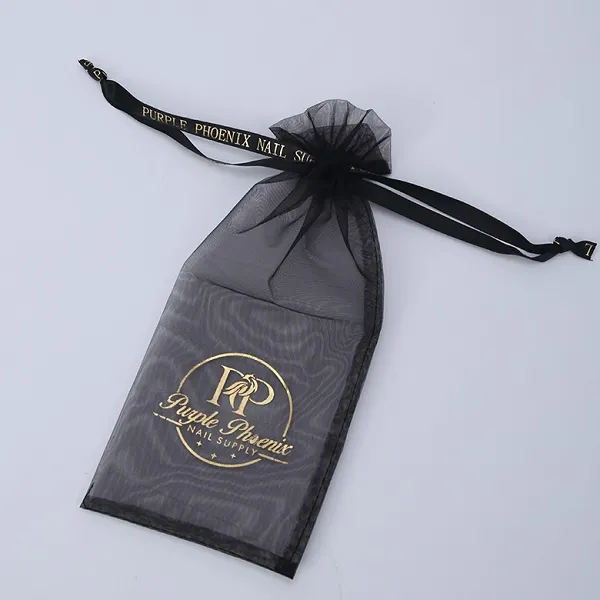 Sacs en organza avec logo noir et or