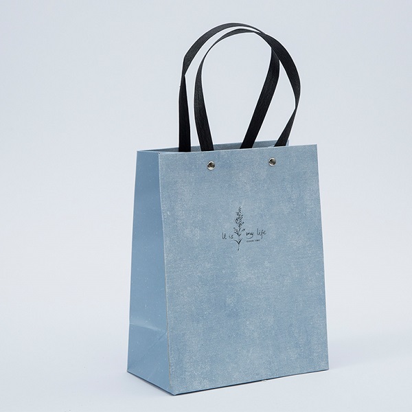 Hvid og blå papir gavepose til indpakning