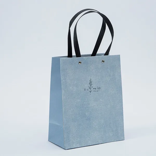 Sac cadeau en papier blanc et bleu pour l'emballage