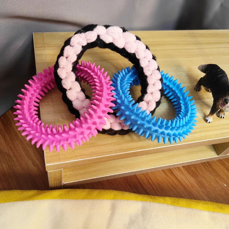 Безбедни играчки за џвакање со јаже