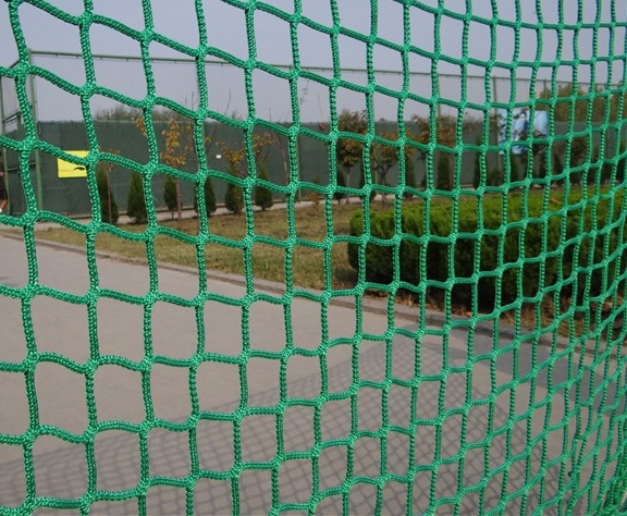 Síť na plot baseballového hřiště
