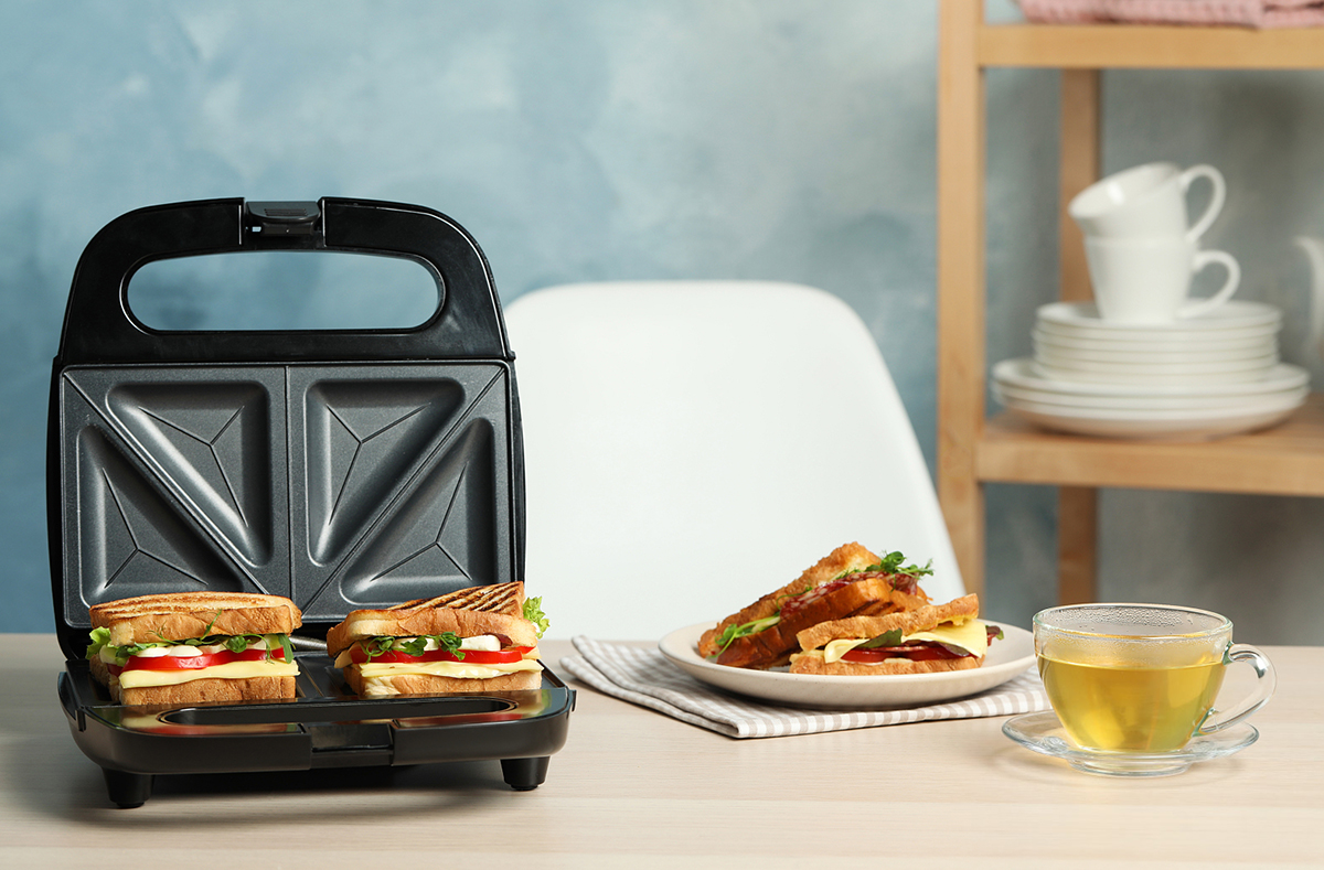 Does the sandwich maker taste good preheating? What are the advantages?