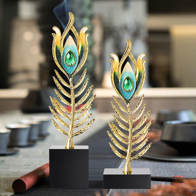 American-style Light Luxury Peacock Feather Creative Ornament Modern Model Home Home Decor Item with Enamel Craftsmanship.