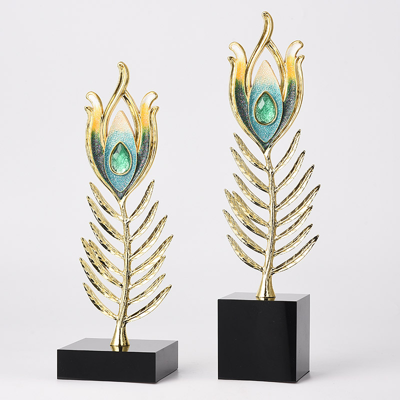 American-style Light Luxury Peacock Feather Creative Ornament Modern Model Home Home Decor Item with Enamel Craftsmanship.