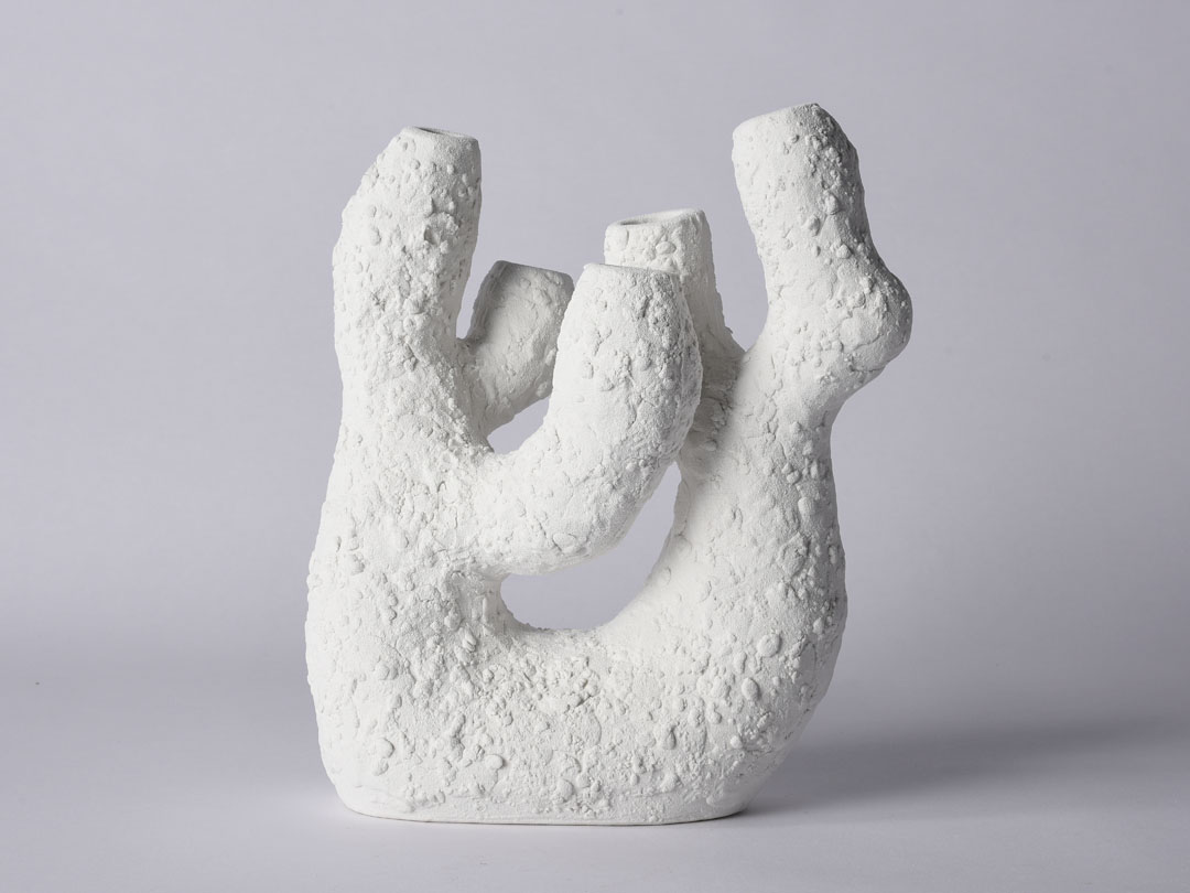 Абстрактен декор от бяла керамична ваза