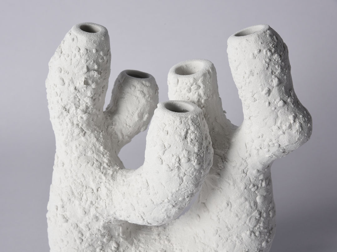 Абстрактен декор от бяла керамична ваза