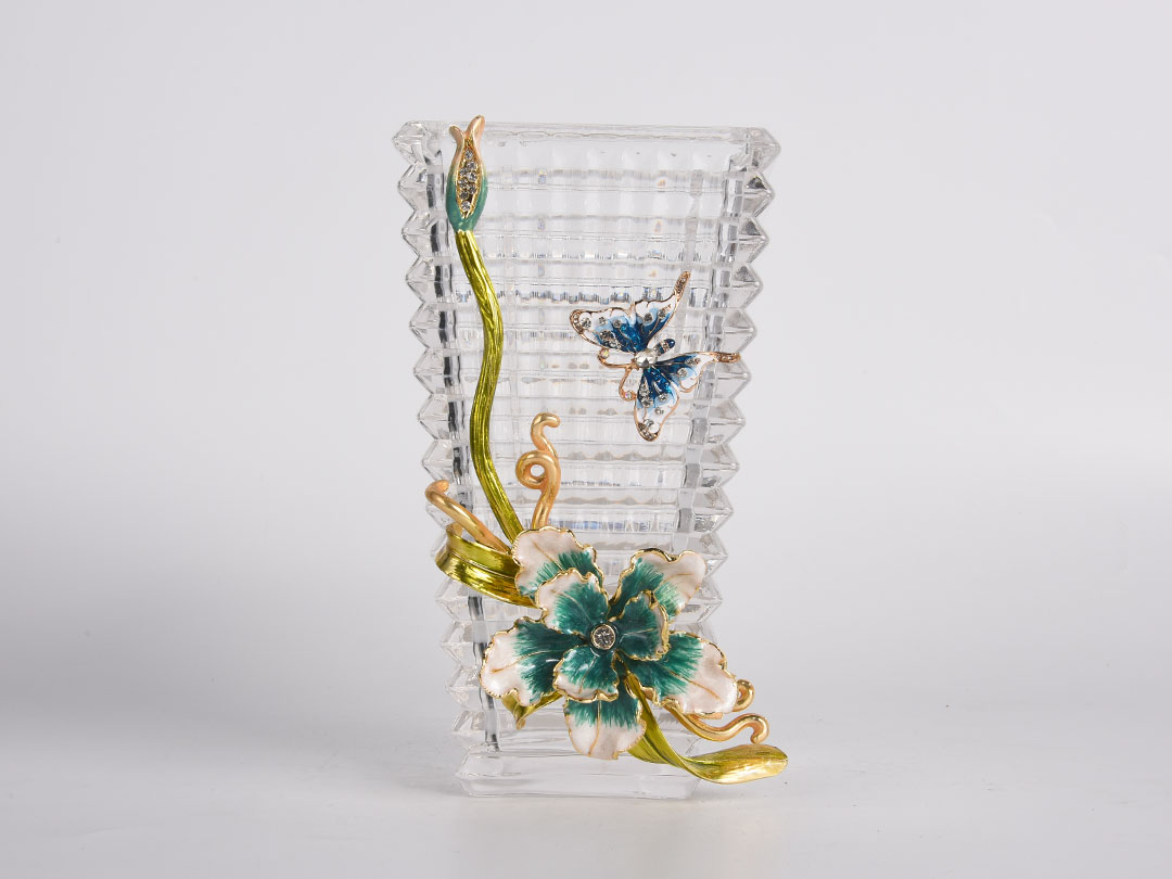 Iiriste ja liblikatega Baccarati klaasist vaasi kaunistus