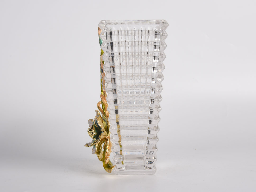 Декорация на стъклена ваза Baccarat с ириси и пеперуди