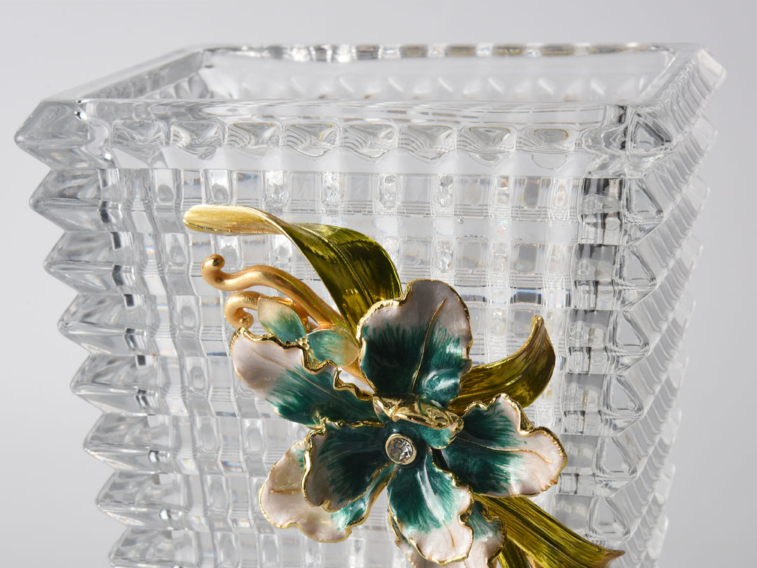 Iiriste ja liblikatega Baccarati klaasist vaasi kaunistus