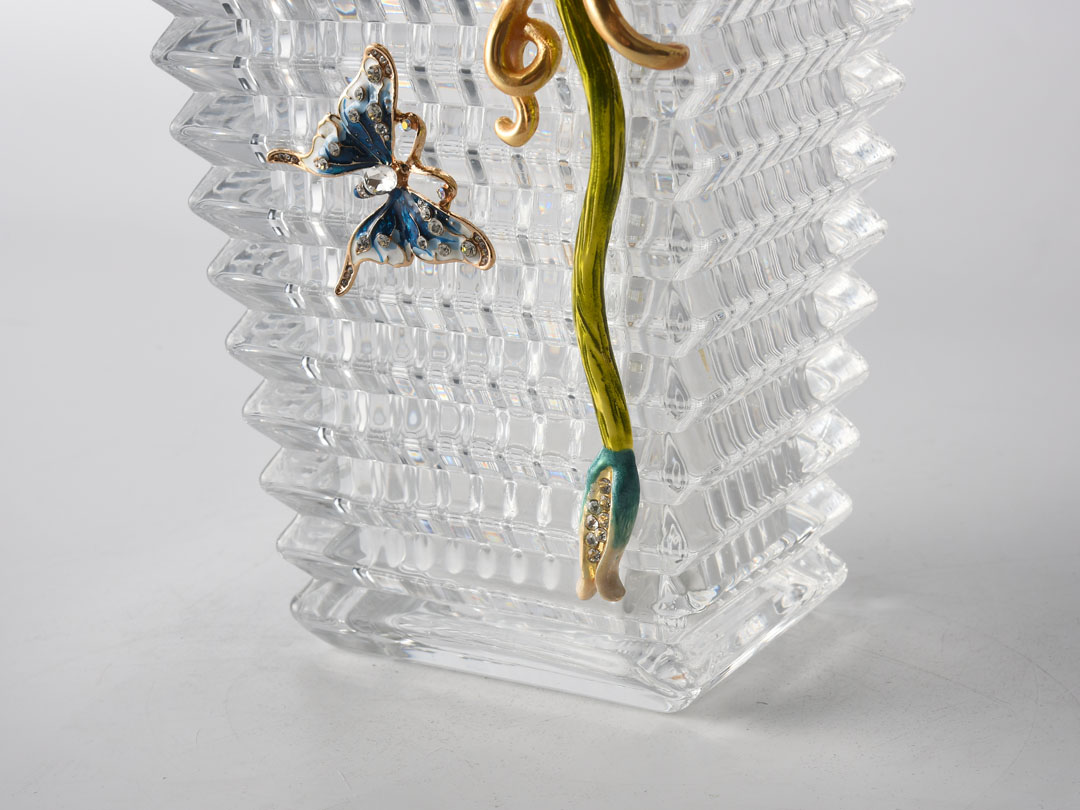 Baccarat stiklo vazos dekoras su vilkdalgiais ir drugeliais