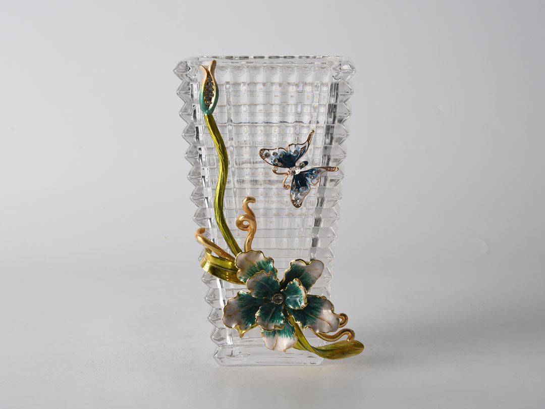 Baccarat stiklo vazos dekoras su vilkdalgiais ir drugeliais