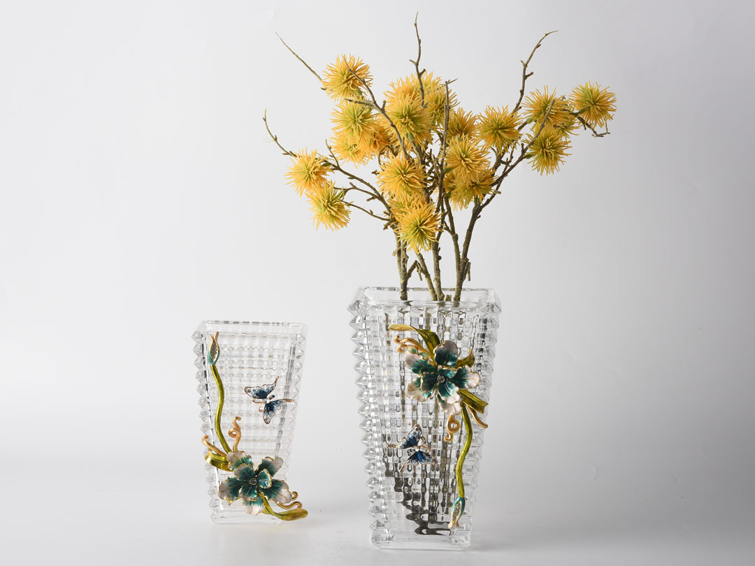 Dekoracja szklanego wazonu Baccarat z irysami i motylami