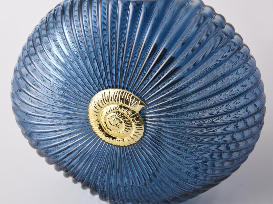 Mėlynos plokščios stiklo vazos dekoras su aukso kriauklytės dekoru