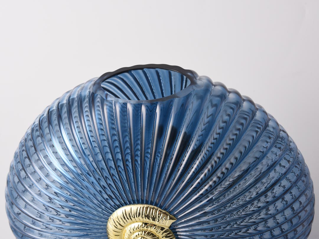 Декорация на синя плоска стъклена ваза със златна декорация на раковина