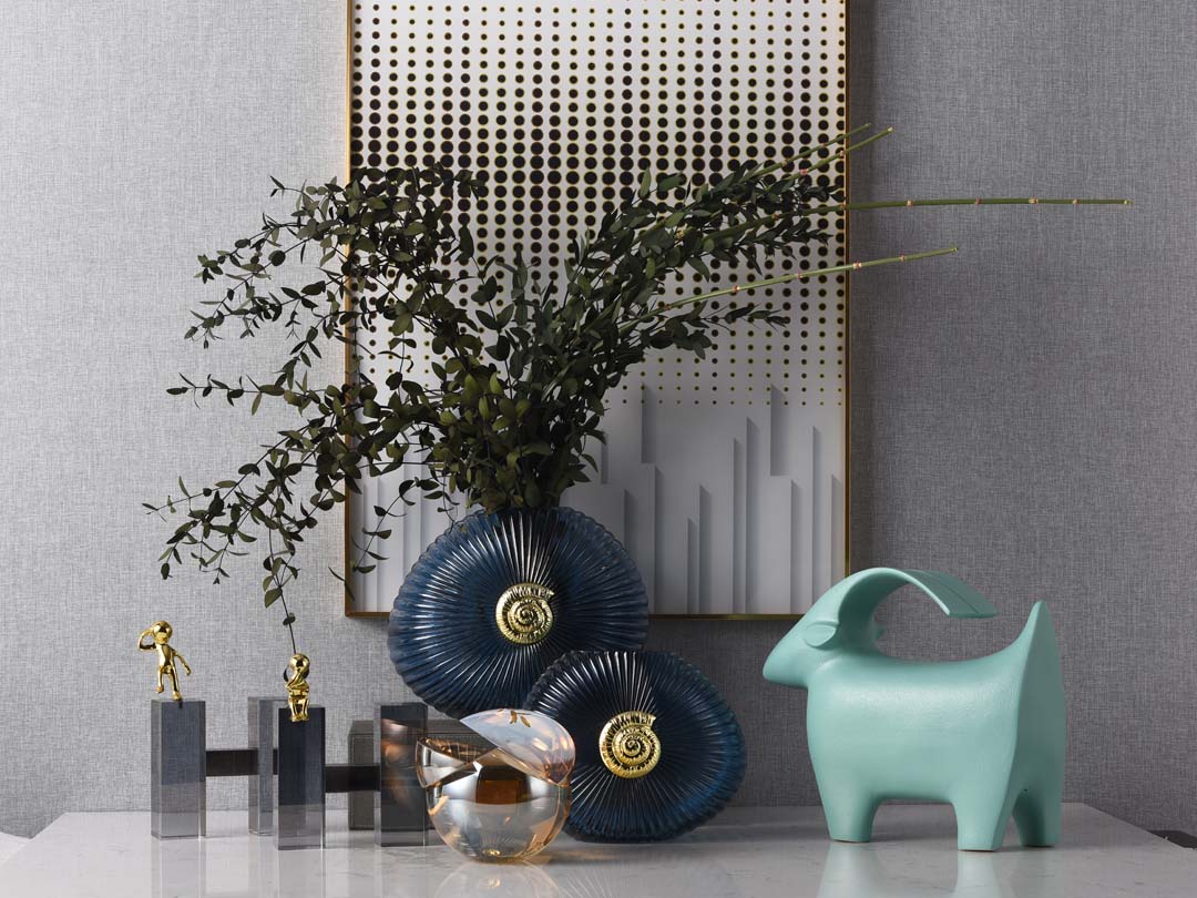 Mėlynos plokščios stiklo vazos dekoras su aukso kriauklytės dekoru