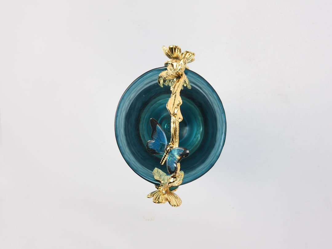 Mėlynos stiklo valgomojo vazos dekoras