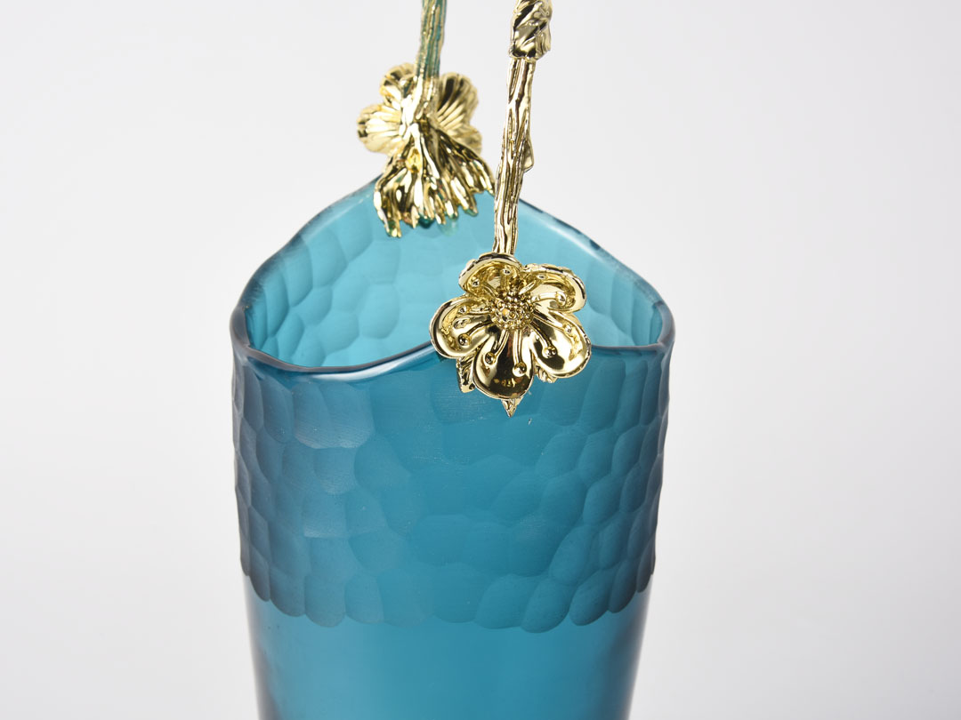 Декорация на синя стъклена ваза за хранене