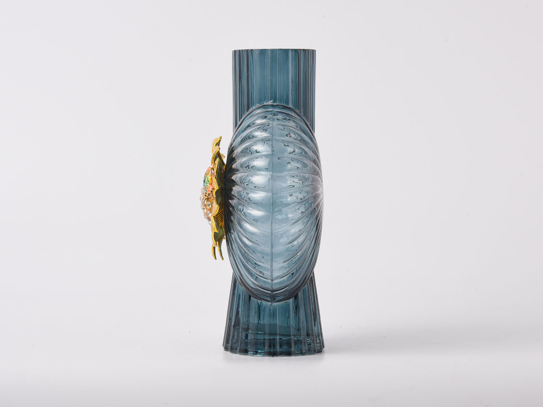 Mėlynos spalvos stiklo vazos dekoras su saulėgrąžų dekoru