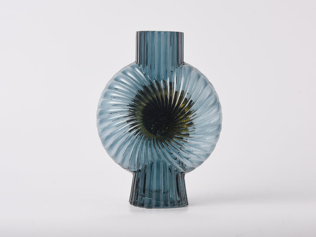 Mėlynos spalvos stiklo vazos dekoras su saulėgrąžų dekoru