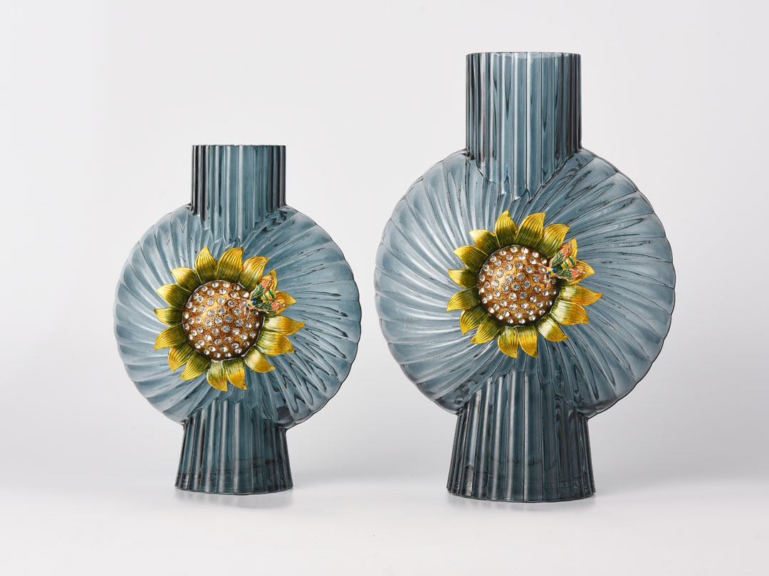 Декорация на синя стъклена ваза със слънчогледова декорация