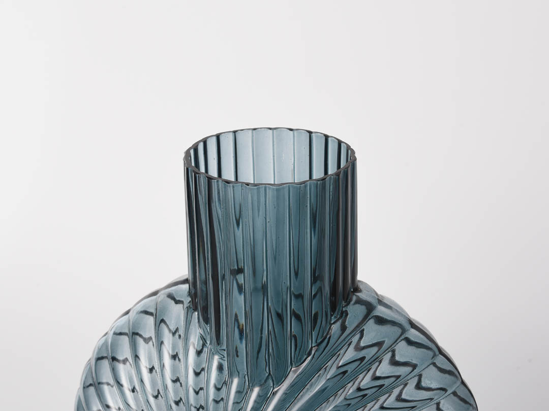Dekorasi Vas Kaca Biru dengan Dekorasi Bunga Matahari