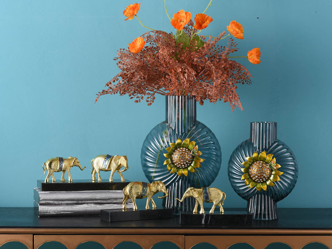 Декор од сина стаклена вазна со декорација од сончоглед