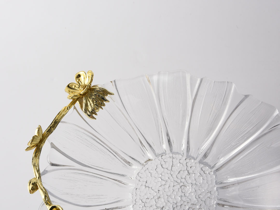Stiklinis vaisių dubuo su metalinėmis auksinėmis gėlėmis