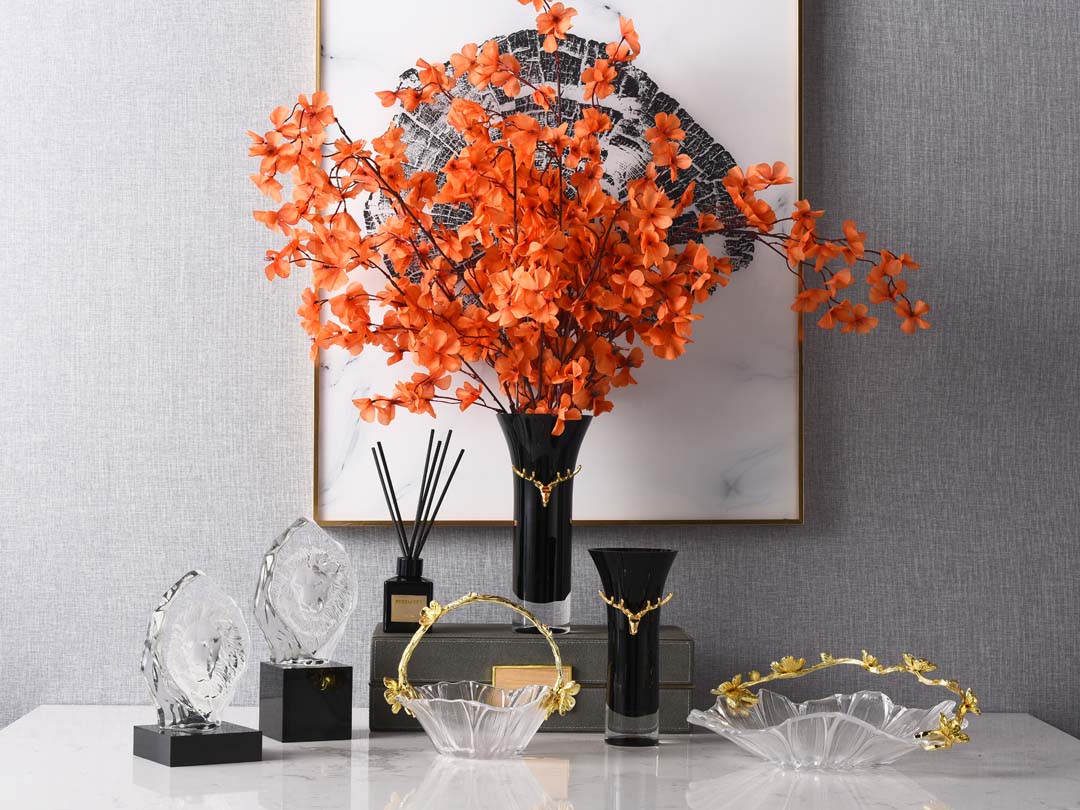 Stiklinis vaisių dubuo su metalinėmis auksinėmis gėlėmis