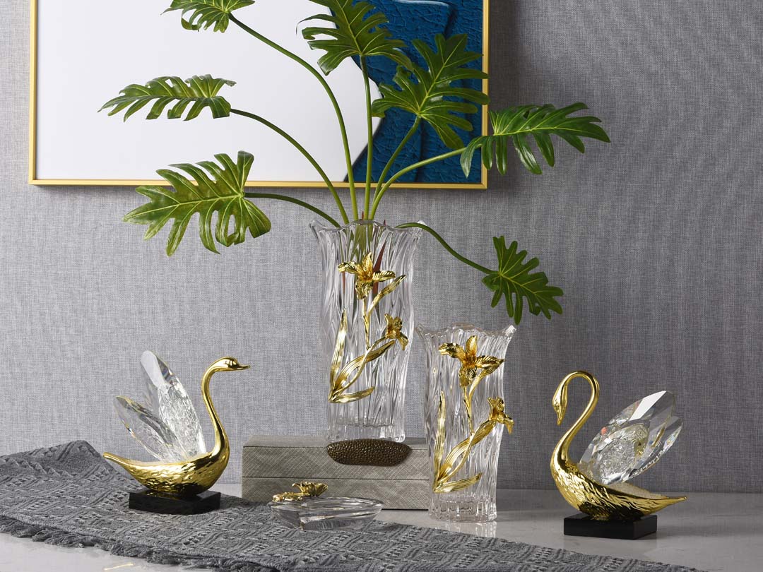 Декоративна скулптура Златен лебед с мрежест кристал