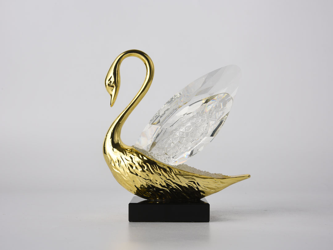 Декоративна скулптура Златен лебед с мрежест кристал