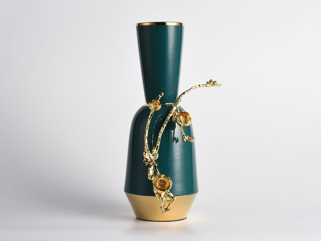 Žalios ir auksinės spalvos keraminės vazos dekoras