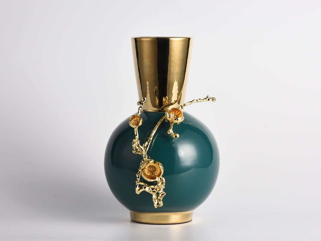 Žalios ir auksinės spalvos keraminės vazos dekoras
