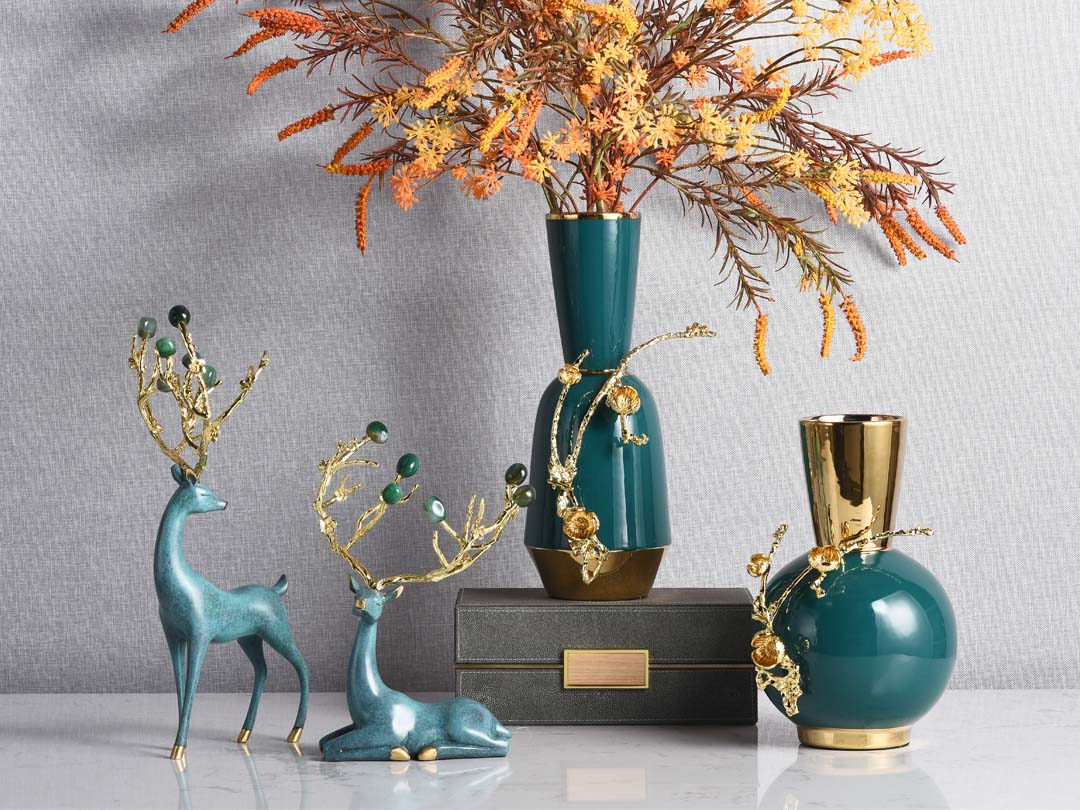 Декорация на зелена и златна керамична ваза