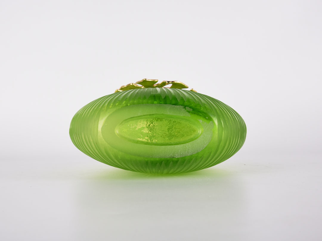 Декорация на зелена стъклена ваза