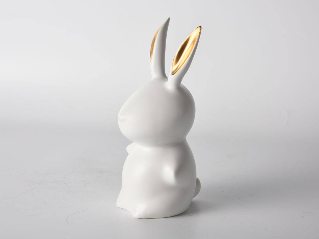 Прекрасна скулптура със семпъл декор на заек