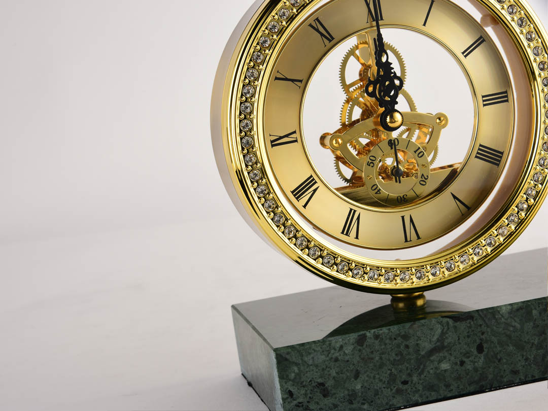 Луксозен настолен часовник от меден елен