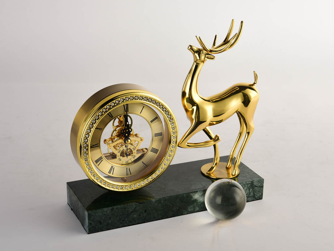 Луксозен настолен часовник от меден елен