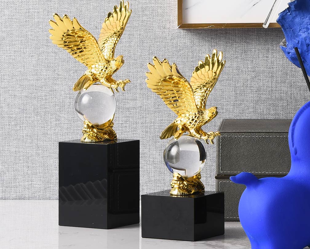 Luxusná remeselná dekorácia orla zlatého
